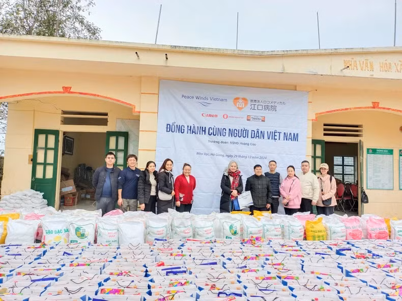 越南和平之风组织为河江省苗旺县人民带来温暖的春节。