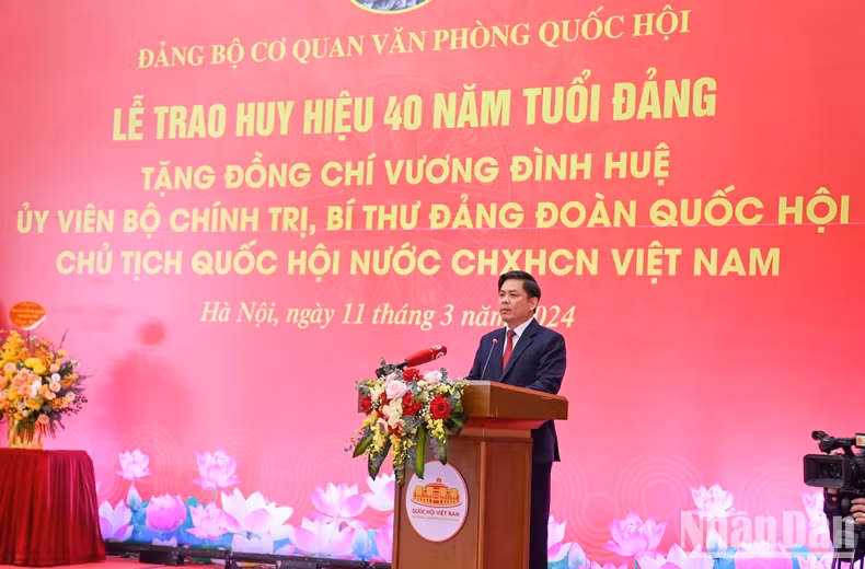 中央直属但机关党委书记阮文体发表讲话。