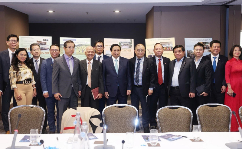 范明正总理同在澳越南企业家协会成员合影。（图片来源：越通社）