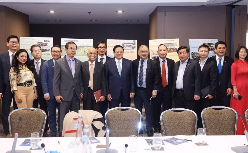 范明正总理同在澳越南企业家协会成员合影。（图片来源：越通社）