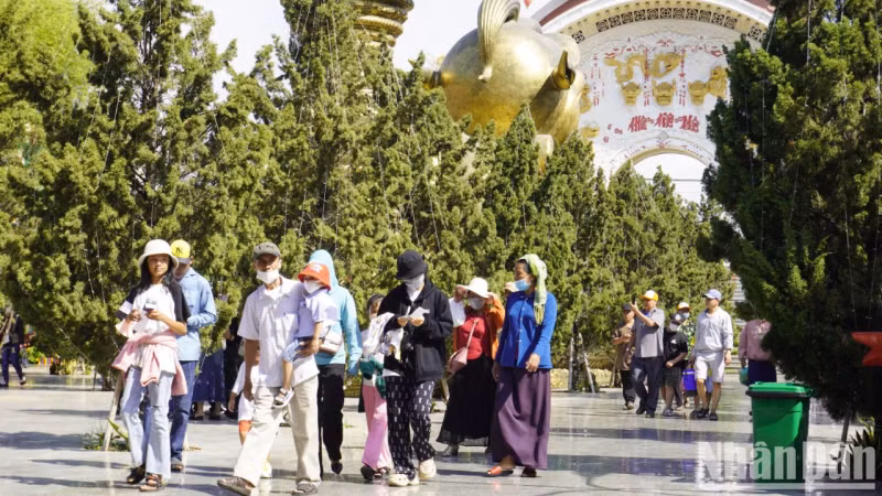 胡志明市的许多娱乐场所和观光景点都非常拥挤。 天气很热，人们一大早就出门了。