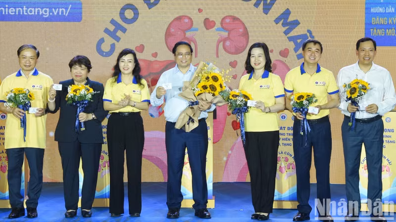 各位代表获得登记捐赠人体器官证书。