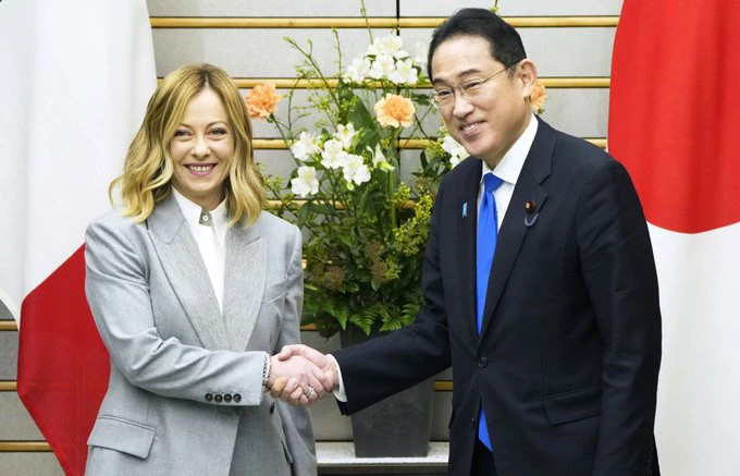 日本首相岸田文雄与意大利总理乔治亚·梅洛尼在首都东京举行会谈。（图片来源：Kyodo）