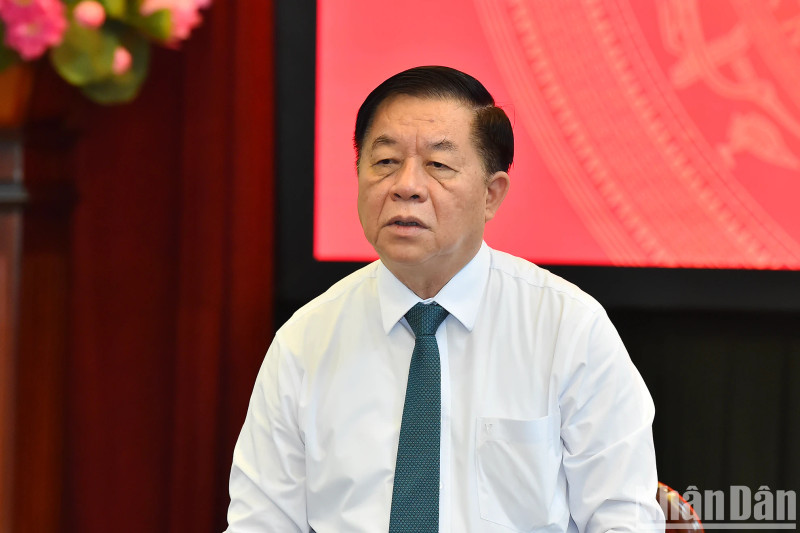 阮重义同志发表讲话。