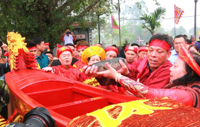 迎水祭鱼仪式：对陈朝祖先表达感恩之心。