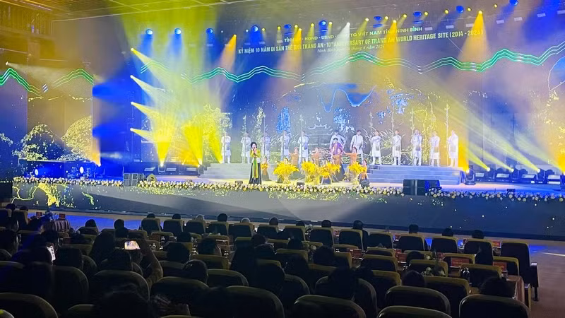 “长安——越南之珠”纪念活动上的一个文艺表演节目。