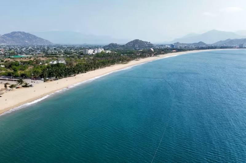 宁海县庆海镇富有诗情画意的宁储海滩颇受游客青睐。