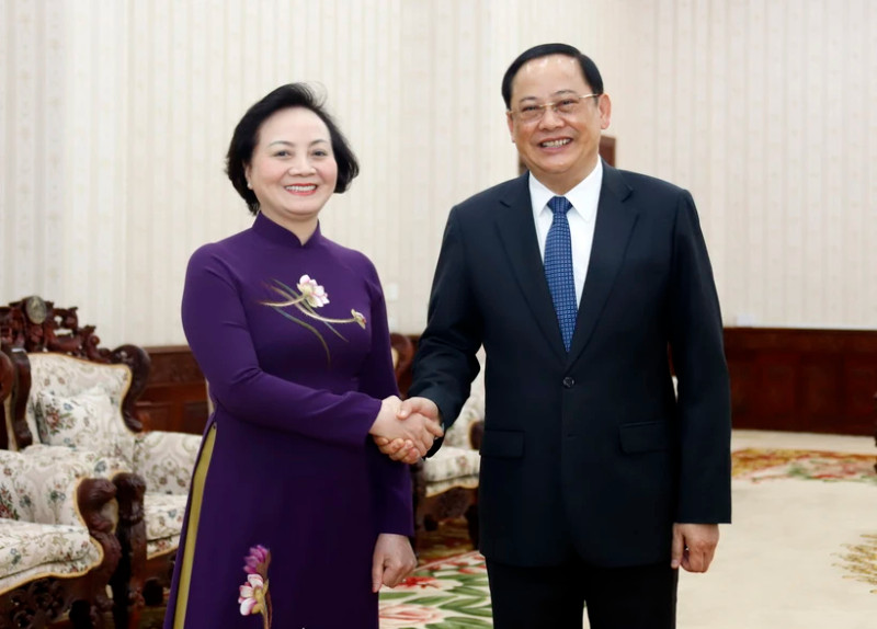 老挝总理宋赛·西潘敦会见越南内务部部长范氏清茶。