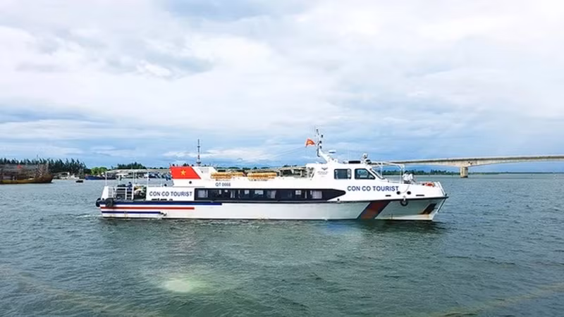 游客可以乘坐游艇赴草洲岛旅游。