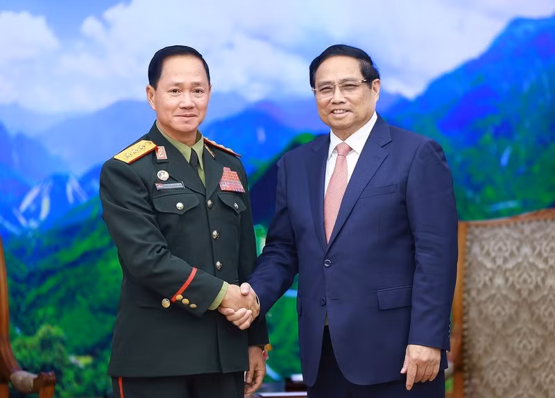 范明正总理会见老挝国防部长坎良·乌塔凯松。（图片来源：越通社）