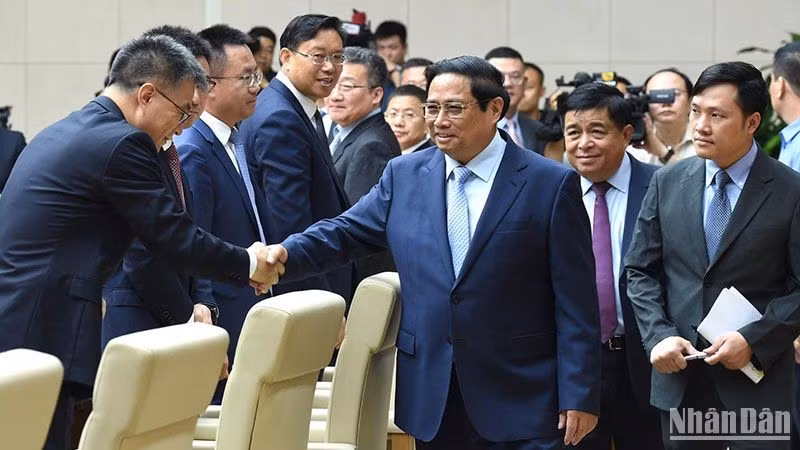 范明正总理与与中国绿色经济和数字经济的各家龙头集团代表团代表。