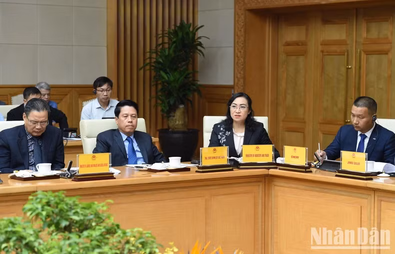 越南工贸部副部长潘氏胜在会上发表讲话。