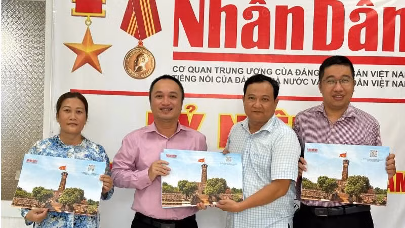 《人民报》驻槟椥省代表处向当地学生和读者免费发放了《人民报》的“河内旗台”副版。