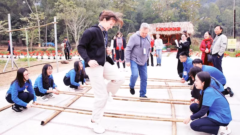 各位代表一起跳竹竿舞。