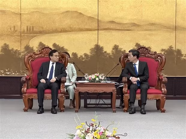 岘港市人民委员会副主席陈志强（右）与中国山东省副省长宋军继。