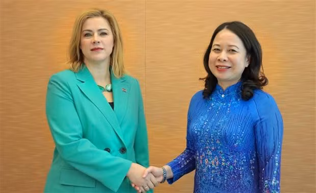 越南国家副主席武氏映春与拉脱维亚总理埃维卡·西尼亚。
