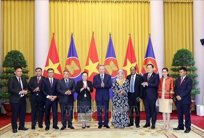 国家主席苏林与东盟各国和东帝汶驻越大使合影。（图片来源：越通社）