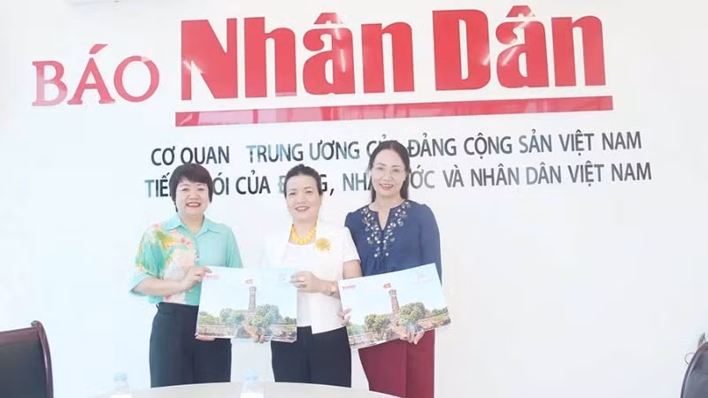 《人民报》驻河南省代表处向河南省教育培训厅授予特刊“河内旗台”副版。