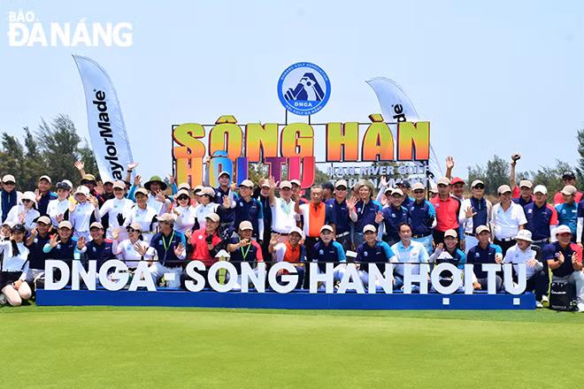 岘港高尔夫球比赛吸引国内外近300名高尔夫球手参赛。