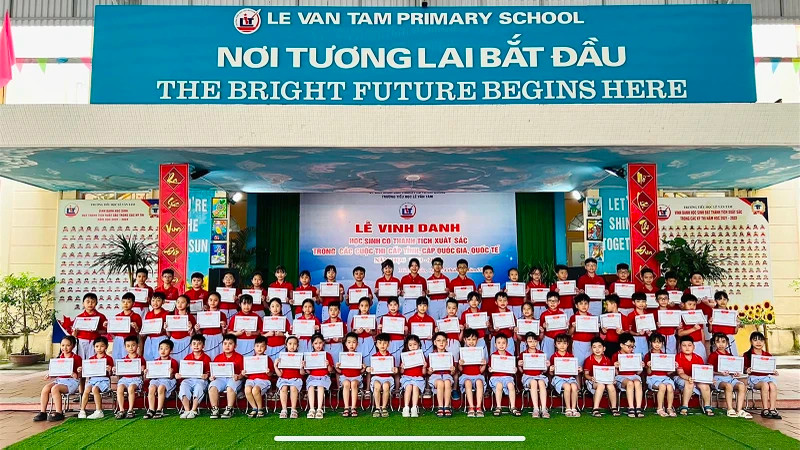 黎文八小学表彰在 2023-2024 学年考试中获得高奖的学生。