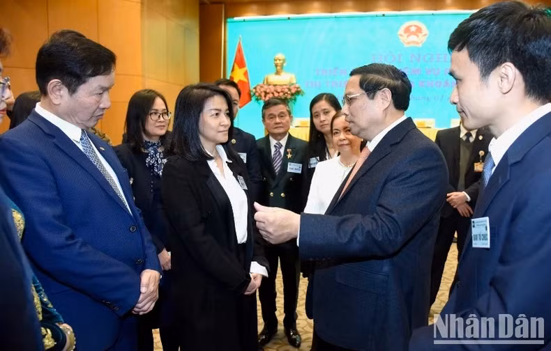 范明正总理与各位代表交谈。