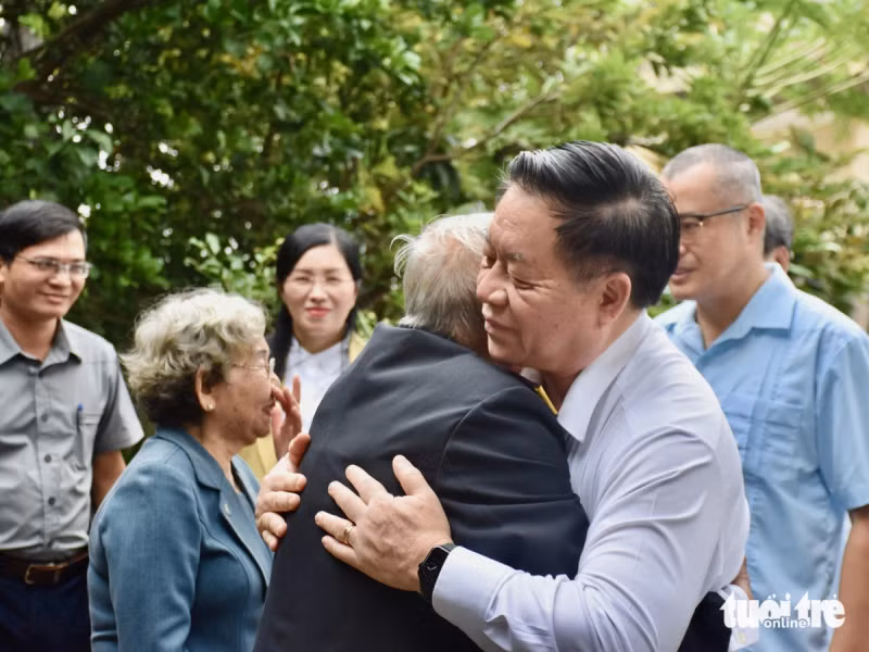 阮重义看望人民武装力量英雄、前41号舰舰长胡得盛中校。（图片来源：tuoitre.vn）