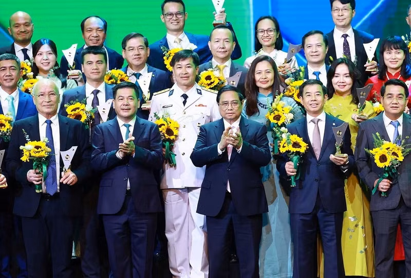范明正总理与获得2024年“国家品牌”称号的企业代表合影。