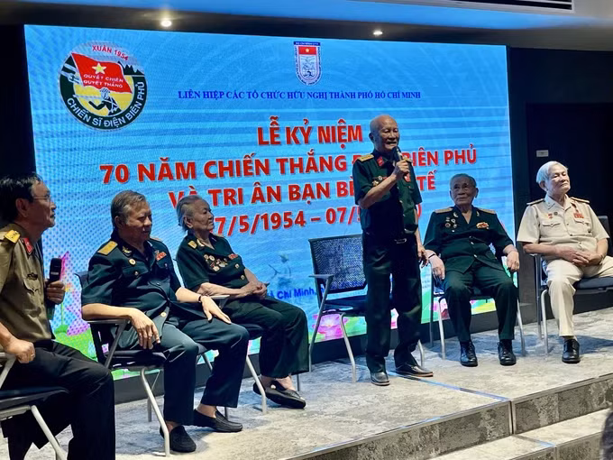 参加奠边府战役的退伍军人与胡志明市年轻一代进行交流。