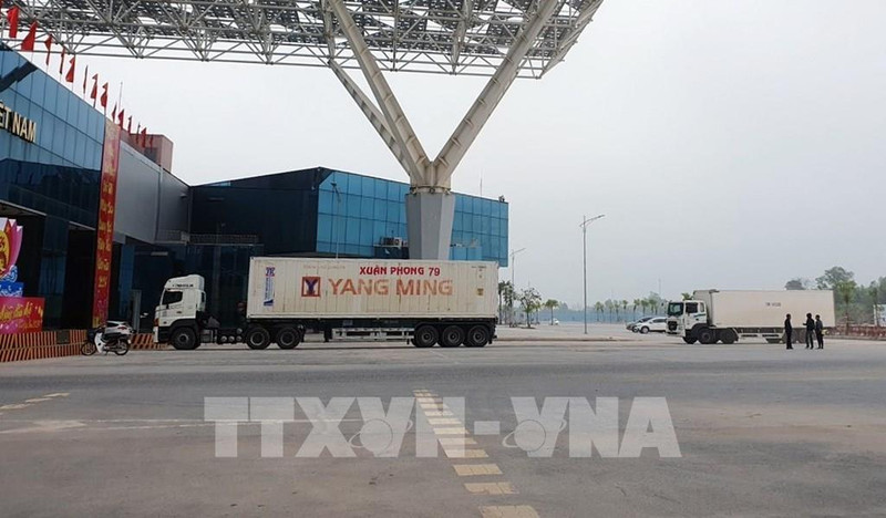 在北仑河二桥口岸的出口货车。（图片来源：越通社）