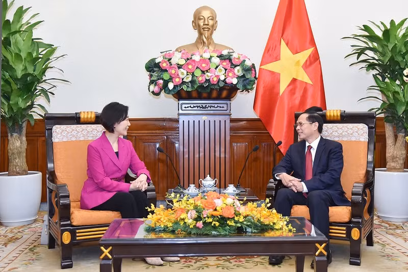 越南政府副总理兼外交部长裴青山与韩国中小企业和创业企业部部长吴永洙。