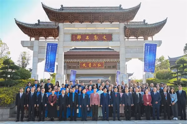 与会代表合影。