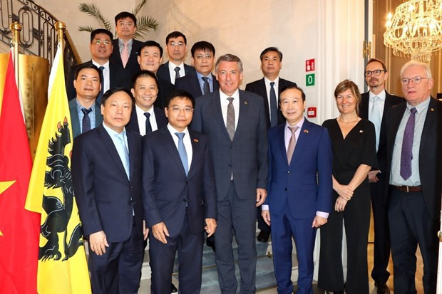 法兰德斯大区首席大臣让·让邦与越南交通运输部代表团合影。（图片来源：越通社）