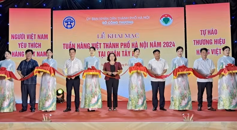 2024年河内市越南商品周开幕式。