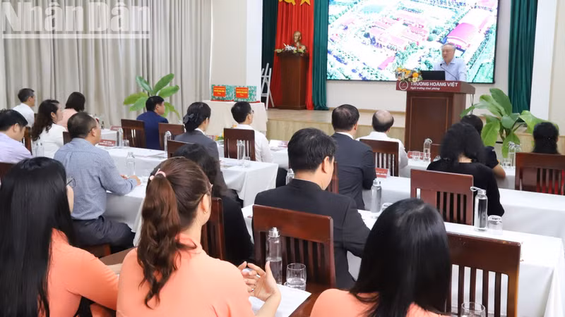 政府常务副总理阮和平在会上发表讲话。