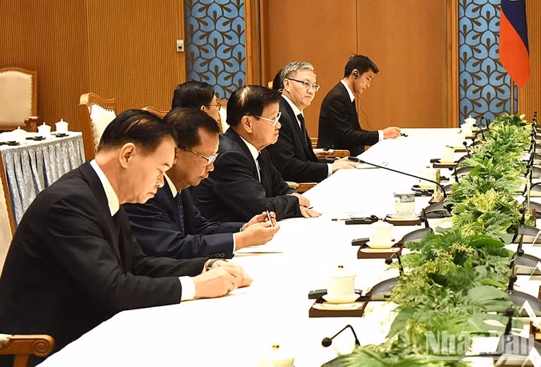 老挝人民革命党中央总书记、国家主席通伦·西苏里以及老挝领导代表出席会见。