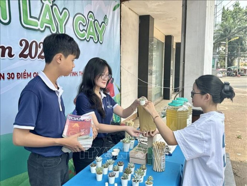 宣传青少年“以书换树”的美好行动。(图片来源:越通社)
