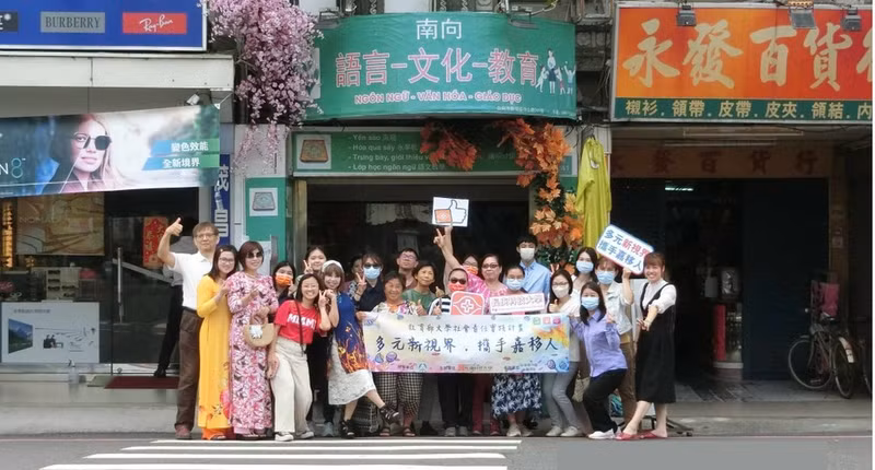 董氏容老师（右一）的越南语班吸引不少年长的叔叔阿姨。董氏容供图
