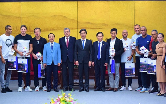 双方代表合影留念。