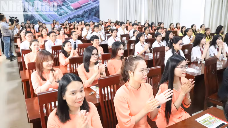 黄越学校师生出席会议。