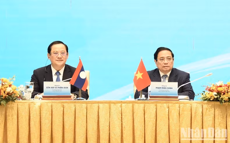 越南政府总理范明正与老挝政府总理宋赛·西潘敦共同主持2024年越老投资合作会议。