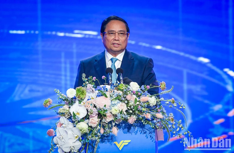 范明正总理在颁奖典礼上发表讲话。