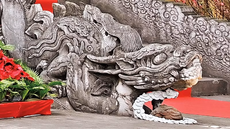 河内市升龙皇城敬天殿前的一对石龙。（图片来源：陈青江 摄）