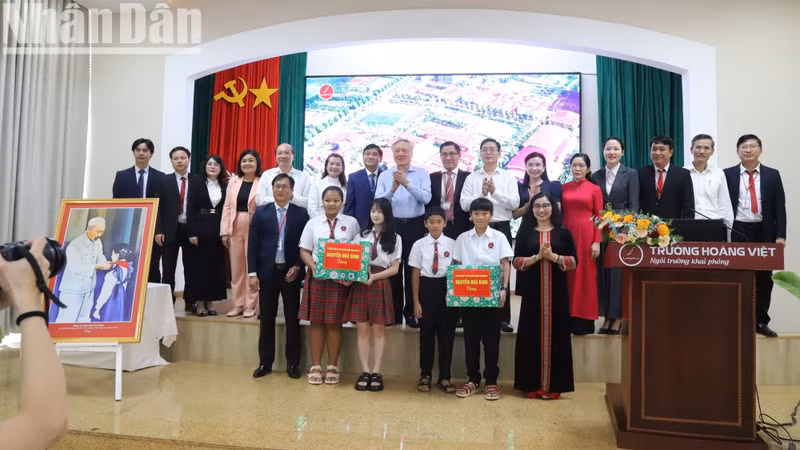 越南政府常务副总理阮和平向黄越学校学生赠送中秋礼物。