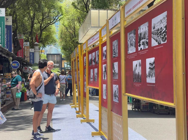 参观“国家统一节”资料展会的国际游客。（图片来源：《西宫解放报》）