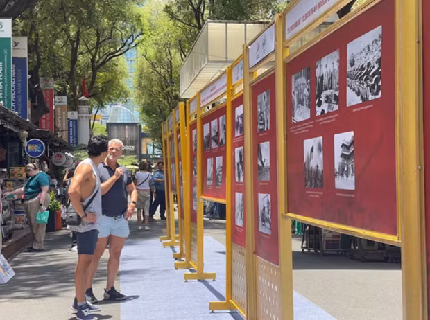 参观“国家统一节”资料展会的国际游客。（图片来源：《西宫解放报》）