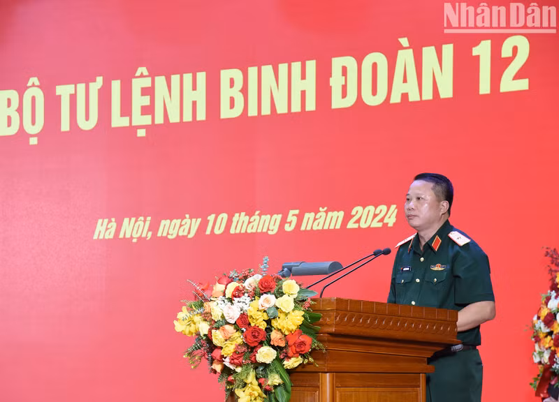 第十二兵团司令杜友玉少将在会上汇报了第十二兵团的任务成果。
