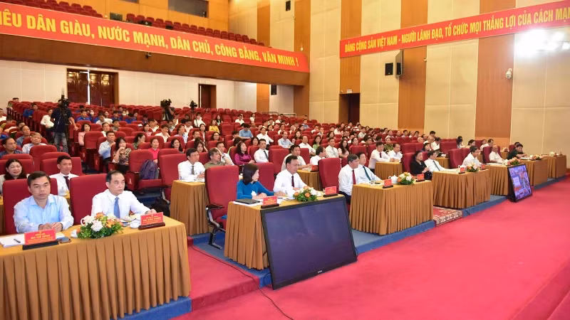 各位代表出席研讨会。