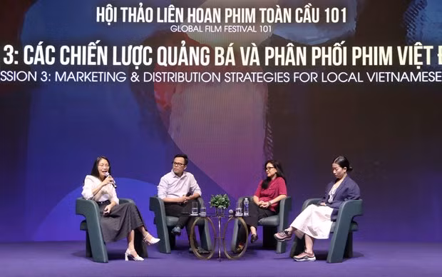 代表们在101全球电影节研讨会上交换意见。