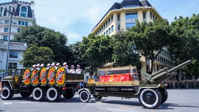 7月26日下午，数千人走上河内街头为阮富仲总书记送行。