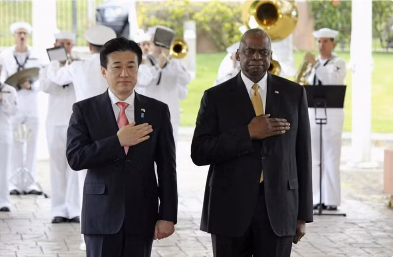 日本防卫大臣木原稔同美国防长劳埃德·奥斯汀。（图片来源：日本共同社）